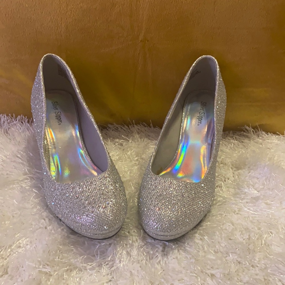 Sparkling silver heels 🔥👠